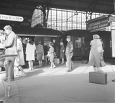 155078 Afbeelding van op het eerste perron van het N.S.-station Utrecht C.S. te Utrecht, met een internationale trein ...